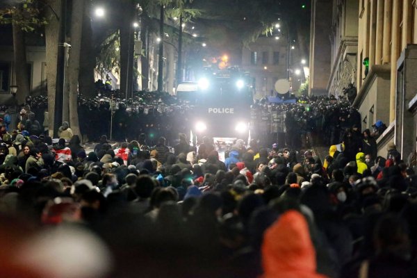 Polizei und Demonstranten lieferten sich in der Nacht schwere Auseinandersetzungen vor dem Parlamentsgebäude. - © Zurab Tsertsvadze/AP/dpa