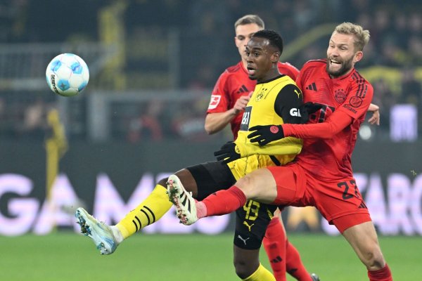 Die Zuschauer in Dortmund bekamen viele packende Duelle zu sehen - so wie hier zwischen Jamie Gittens (l) und Konrad Laimer (r). - © Federico Gambarini/dpa