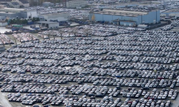 Volle Parkplätze, maue Kassen: Der Gewinn von VW, Mercedes-Benz und BMW ist im dritten Quartal in den Keller gerauscht. (Symbolbild) - © Henning Kaiser/dpa
