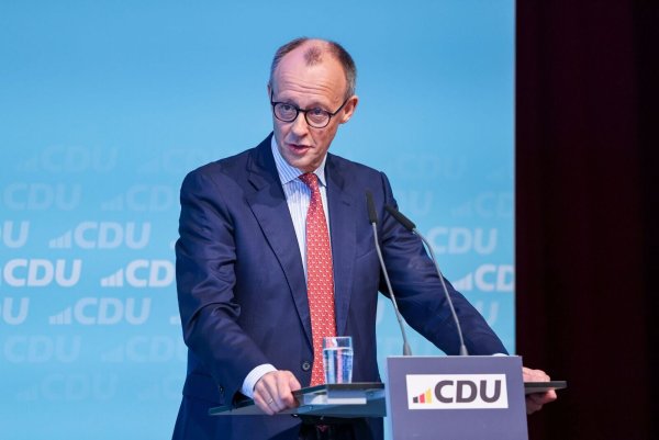 Friedrich Merz spricht in der Stadthalle Schmallenberg im Hochsauerland vor seiner Nominierung. - © Christoph Reichwein/dpa