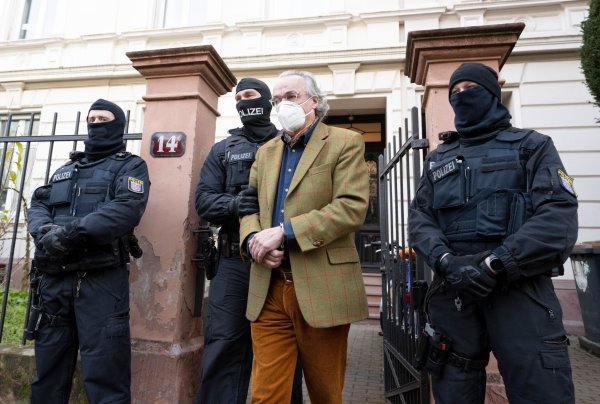 Soll bald vor Gericht erscheinen: Die «Reichsbürger»-Gruppe um Prinz Reuß. - © Boris Roessler/dpa