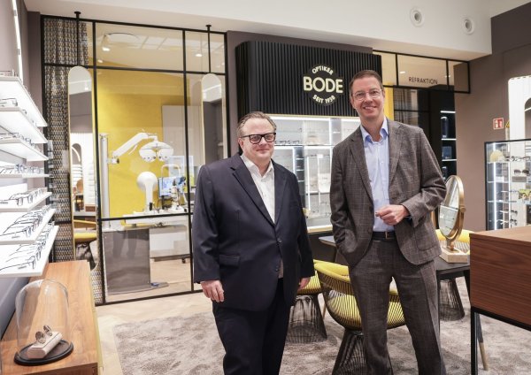 Carsten Bode (r), Miteigentümer und Geschäftsführer Optiker Bode, und Dennis Martens, Geschäftsführer Edel-Optics. - © Christian Charisius/dpa