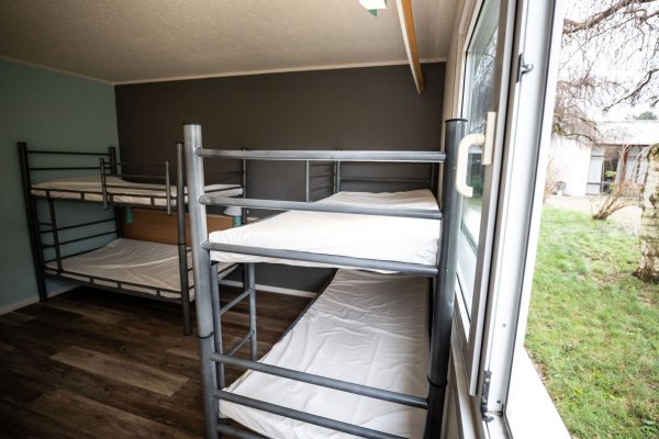 Blick in ein Vier-Bett-Zimmer in einer Unterbringungseinrichtung für Asylsuchende in einem ehemaligen Hotel. - © Bernd Thissen/dpa