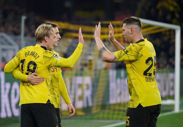 Der BVB um Julian Brandt, Nico Schlotterbeck und Niklas Süle (l-r) setzte sich gegen Newcastle durch. - © Bernd Thissen/dpa