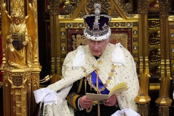 König Charles III. von Großbritannien spricht während der Eröffnung des Parlaments im House of Lords im Westminsterpalast. - © Kirsty Wigglesworth/PA Wire/dpa