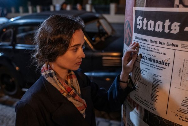 Die junge Margot (Julia Anna Grob) geht nach der Deportation ihres Bruders und ihrer Mutter in den Untergrund. - © Hardy Brackmann/ZDF/dpa