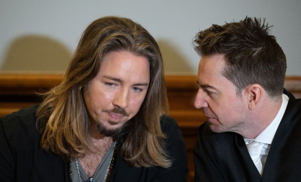 Gil Ofarim (l) spricht im Gerichtssaal mit seinem Anwalt Alexander Stevens. - © Hendrik Schmidt/dpa