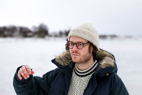 Zach Condon kehrt ein Stück zu seinen Anfängen zurück. - © Lina Glaisser/Pompeii Records/dpa