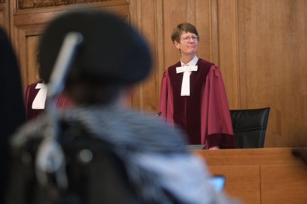 Renate Philipp, Versitzende Richterin am Bundesverwaltungsgericht, steht während der Verhandlung im Gerichtssaal in Leipzig. Im Vordergrund sitzt einer Kläger im Rollstuhl. - © Sebastian Willnow/dpa