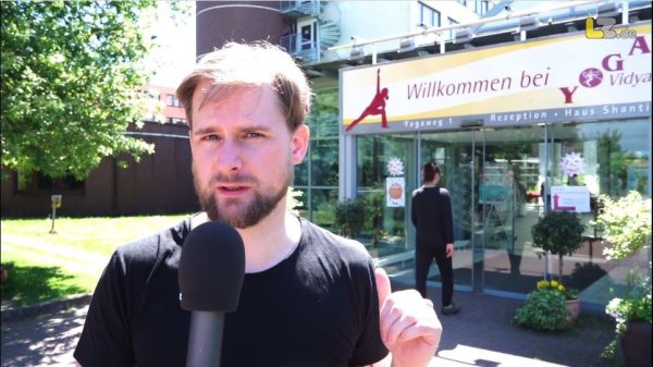 LZ-Mitarbeiter Benjamin Durik macht im Yoga Vidya den Selbstversuch. - © Screenshot LZ