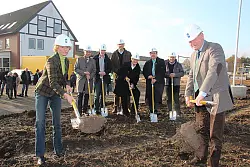 Offizieller Spatenstich: Landesverbands-Vorsteherin Anke Peithmann und "Syngenta"-Geschäftsführer Dr. Hans Theo Jachmann graben los. Hinten von links stehen Bauunternehmer Jörn-Henrik Depenbrock, Architekt Eberhard Gottwald, Standortleiter Jörg Hempelmann, Elfriede Stüwe-Kobusch als Vertreterin der Stadt, Dr. Axel Lehmann für den Kreis Lippe und Jean-Louis Allard aus der "Syngenta"-Zentrale in Basel Spaten bei Fuß. - © Foto: Backe