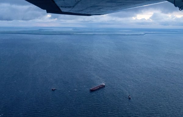 Zusätzliche Schiffe wurden zu dem havarierten Tanker und in dessen Nähe beordert. - © Stefan Sauer/dpa