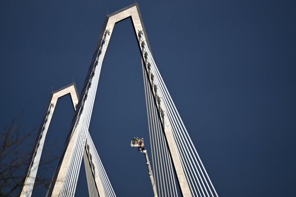 Von Hand wurden Eisbrocken von den Pylonen der Leverkusener Rheinbrücke entfernt. Herabfallende Brocken hatten zuvor Fahrzeuge beschädigt. Für die Aktion wurde die Brücke rund sechs Stunden lang gesperrt. - © Federico Gambarini/dpa