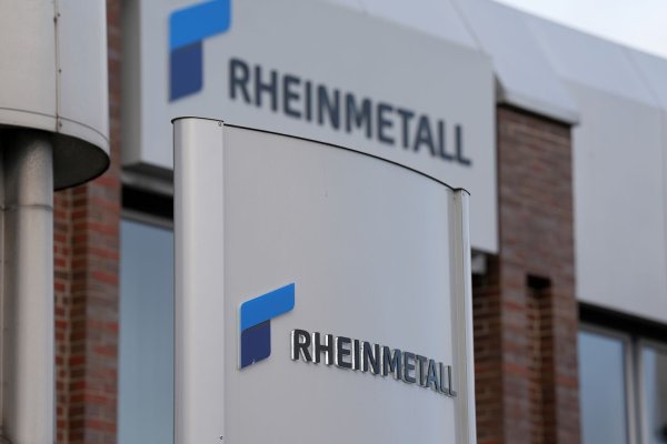 Blick auf das Firmenlogo von Rheinmetall am Unternehmensstandort in Flensburg. - © Marcus Brandt/dpa
