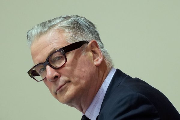 Das Verfahren gegen den Schauspieler Alec Baldwin wurde vergangenes Jahr eingestellt. (Foto Archiv) - © Ramsay de Give/Pool AFP/AP/dpa