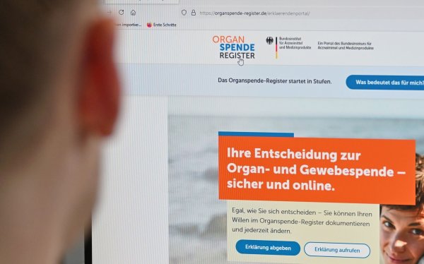 Die Zahl der Organspenden verharrt in Deutschland auf niedrigem Niveau, wie die Deutsche Stiftung Organtransplantation mitteilte (Archivbild). - © Anna Ross/dpa