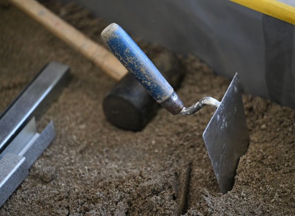 Nachfolgelücke in mittelständischen Firmen wächst (Symbolbild) - © Arne Dedert/dpa