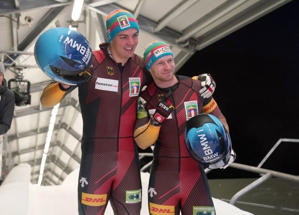 Anschieber Simon Wulff (l.) mit Pilot Francesco Friedrich. - © Roman Koksarov/dpa