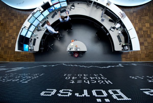 Dieses Berufsbild kennt (fast) jeder: Börsenhändlerinnen und - händler verfolgen die Kursentwicklung auf dem Börsenparkett. - © Boris Roessler/dpa/dpa-tmn