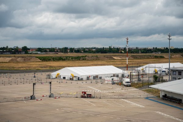 Das DRK betreibt das Pilotprojekt «Labor Betreuung 5000». Zum Einsatz kam es etwa als Notunterkunft für Flüchtlinge am ehemaligen Berliner Flughafen Tegel. (Archivfoto) - © Christophe Gateau/dpa