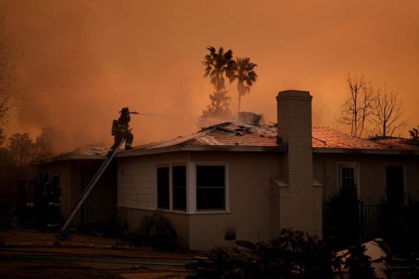 Im Dauereinsatz: Ein Feuerwehrmann versucht, ein Wohnhaus vor den Flammen des «Eaton Fire» zu bewahren. - © Eric Thayer/AP/dpa