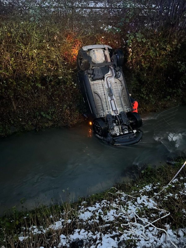 Für die Frau endete die Fahrt im Bach. - © Polizei Coesfeld/dpa