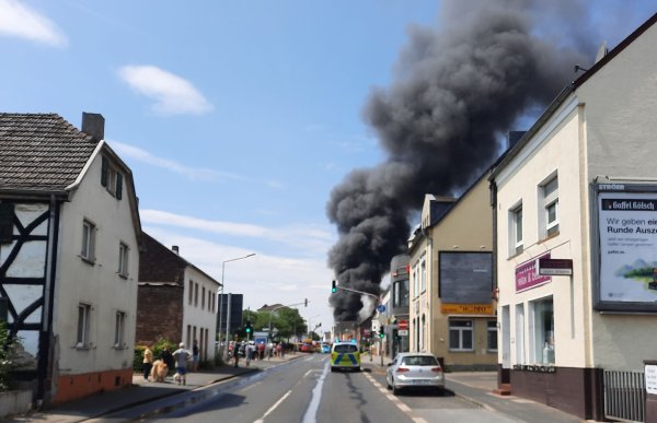 Bei dem Brand in Sank Augustin starben zwei Feuerwehrleute - jetzt ist der Unfallbericht dazu erschienen (Archivbild). - © Sascha Thelen/TNN/dpa