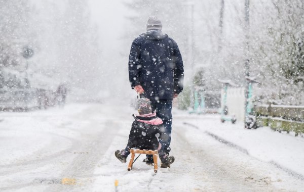 Im Norden und Osten wird am Freitag noch Schnee erwartet. - © Julian Stratenschulte/dpa