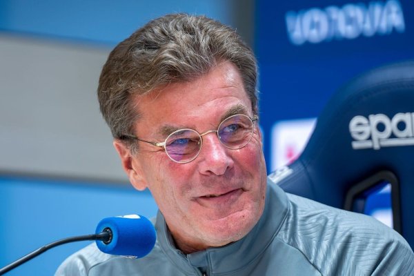 Trainer Dieter Hecking bei der Pressekonferenz. - © David Inderlied/dpa