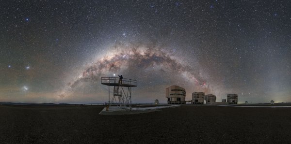 Lichtverschmutzung bedroht die Arbeit des Observatoriums auf dem chilenischen Berg Cerro Paranal. - © P. Horálek/European Southern Observatory/dpa