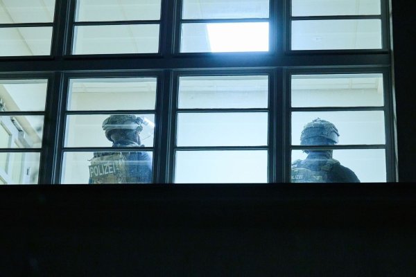 Schwerbewaffnete Polizisten durchsuchen eine Grundschule in Berlin. Doch am Abend kommt Entwarnung. - © Annette Riedl/dpa