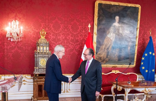 Österreich hat mit Außenminister Alexander Schallenberg (r.) bis zur Vereidigung eines neuen Kabinetts einen geschäftsführenden Kanzler. - © Georg Hochmuth/APA/dpa