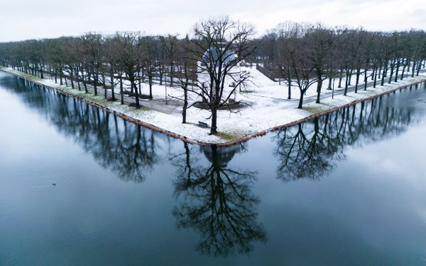 Mit neuem Schnee dürfte es am Wochenende erst einmal vorbei sein. - © Julian Stratenschulte/dpa
