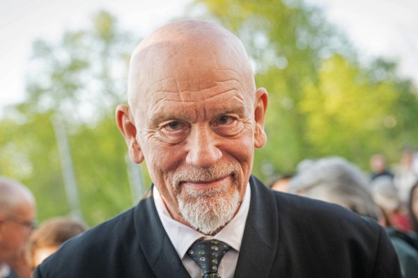 John Malkovich 2024 bei einem Termin in Bremen. - © Sina Schuldt/dpa