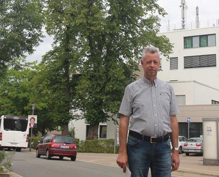 Nicht glücklich: Klaus Sunkovsky kennt die beiden Linden im Hintergrund schon seit seiner Jugend. - © Thomas Dohna