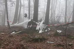 Das Wrack des Ultraleichtflugzeugs im Wald bei Linderhofe. - &copy; Jens Rademacher (Archiv)