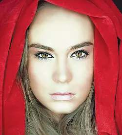 Nel-Linda Zublewitz auf einem der Fotos, die Ilka Vent von der 20-j&auml;hrigen Abiturientin aus B&uuml;nde gemacht hat. - &copy; FOTO: ILKA VENT / BILDERZEIT.NET