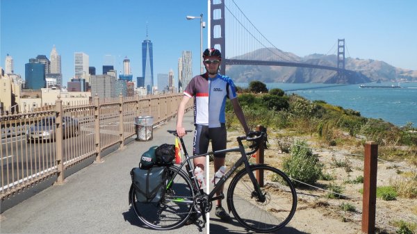 Von Ost nach West: Die Montage zeigt Abenteuerer Maximilian Droste mit seinem Rennrad am Start- und Zielpunkt seiner Reise. Links ist der 22-Jährige noch in New York, während er zweieinhalb Monate später San Francisco (rechts) erreicht hat. - © Montage: Privat