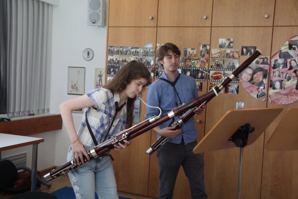 Proben fürs Abschlusskonzert: Lisanne Traub hat während der Sommerakademie Unterricht bei Dozent Benedikt Seel. - © Barbara Luetgebrune