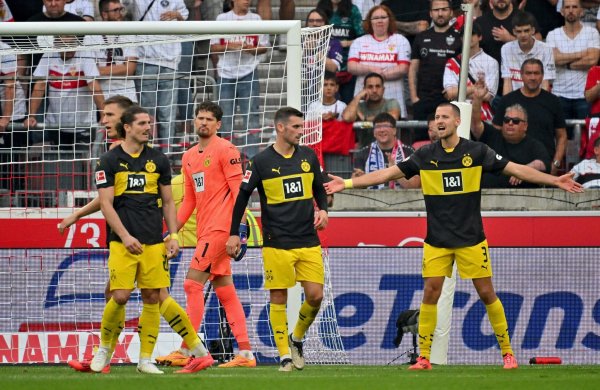 Frustrierte Dortmunder: Der BVB kassierte in Stuttgart die erste Saisonniederlage. - © Jan-Philipp Strobel/dpa