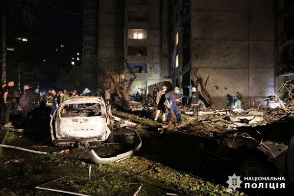 Der Einschlag einer russischen Gleitbombe hat schwere Zerstörungen in Charkiw verursacht. - © Uncredited/Ukrainian National Police/AP/dpa