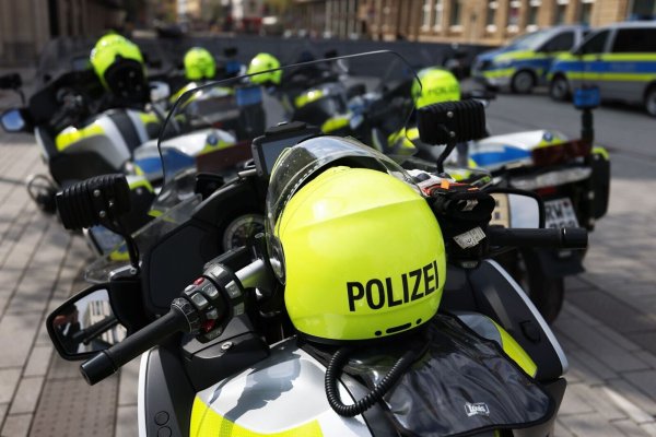 Noch sind an den Helmen von Motorradpolizisten Kabel für den Funk - bald sollen sie mit Bluetooth funktionieren. (Archivfoto) - © David Young/dpa