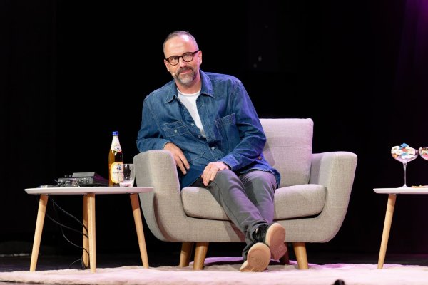 Kurt Krömer bei der Aufzeichnung der 100. Folge seines Podcasts «Feelings» in Köln in der Volksbühne am Rudolfplatz. - © Henning Kaiser/dpa