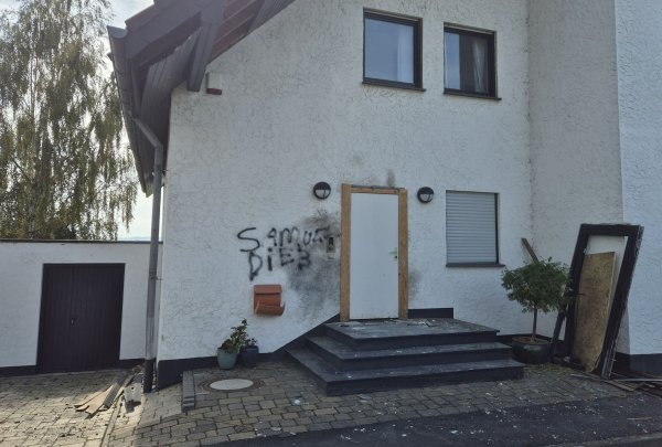 Vor einem Einfamilienhaus in Wachtberg-Adendorf gab es eine Explosion. - © -/dpa