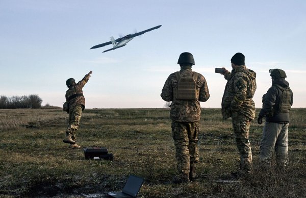 Die Ukraine will die Drohnenproduktion der Russen um ein Vielfaches übertreffen. (Archivbild) - © Libkos/AP/dpa