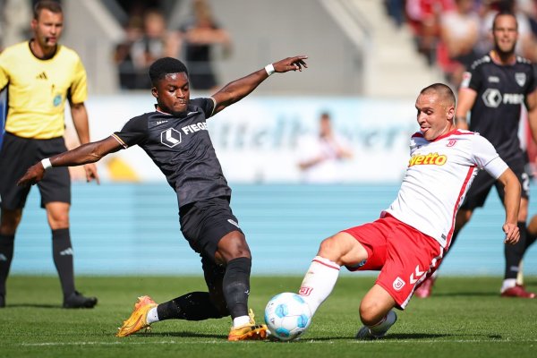 Regensburg-Kapitän Andreas Geipl (r) kämpft gegen den Münsteraner Daniel Kyerewaa um den Ball. - © Daniel Karmann/dpa
