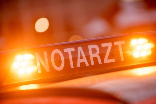 Eine Zirkusakrobatin ist während einer Vorstellung etwa sechs Meter tief gestürzt. Es besteht Lebensgefahr. (Symbolbild) - © Lino Mirgeler/dpa