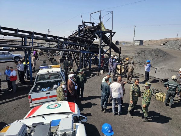 Bergleute und Polizisten am Standort der Kohlemine. - © Uncredited/Iranian Red Crescent Society/AP/dpa