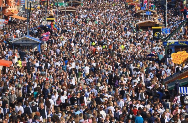 Dichtes Gedränge am Samstagnachmittag auf dem Oktoberfest. - © Karl-Josef Hildenbrand/dpa