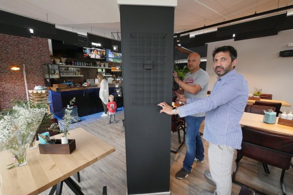 Legen letzte Hand an: Gastronom Harkan Bek und Sven Hackemack bereiten das „Auszeit" auf die Eröffnung am heutigen Donnerstagabend vor. - © Jost Wolf